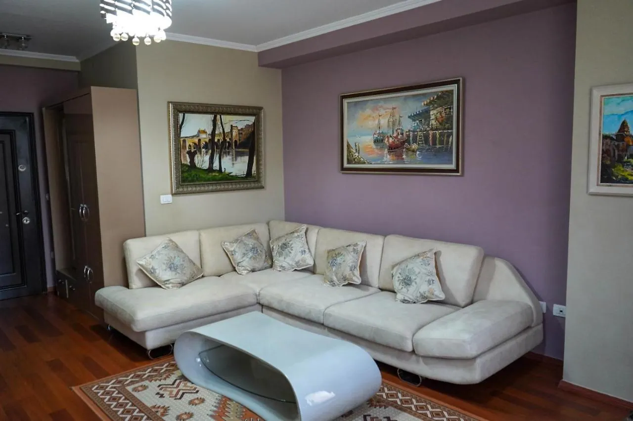 Lovely Apartment In The Heart Of ティラナ