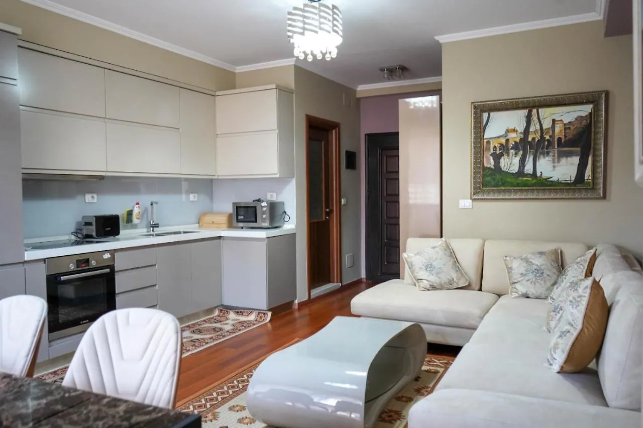 Lovely Apartment In The Heart Of ティラナ 0*,